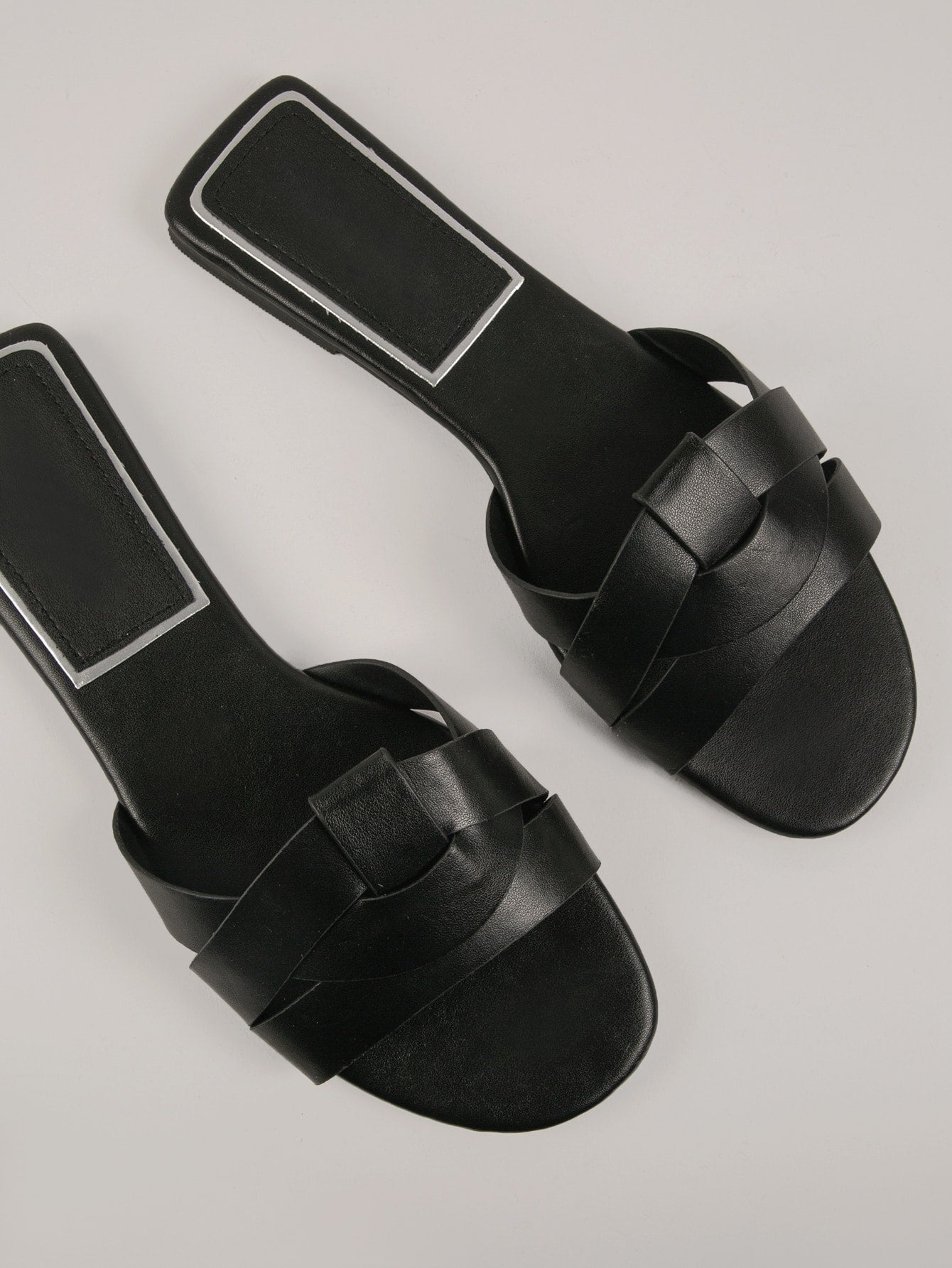 Sandalias planas minimalistas de mujer en piel sintética lisa con puntera abierta y tiras en la parte trasera